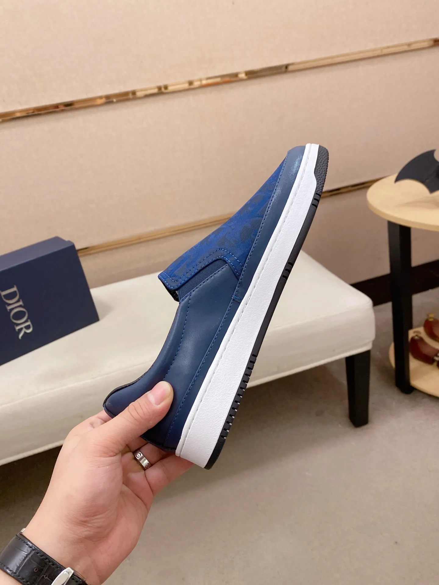 Men's shoes💰 400💰🇮🇹🇮🇹Dior d The new models are on sale at the same time at the counter. The uppers are imported from Italy, and the linings are all imported sheepskin. They are completely 1⃣️ to 1⃣️ replicas 🇮🇹💪💪, ⚠shoes Bottoms: Original soles are specially provided by the original factory. The exclusive movable molded soles are super comfortable. ⚠Original factory goods, 🔍🔍high quality. You can enter and leave the counter at will. Welcome to compare⚠. Code number:38-44